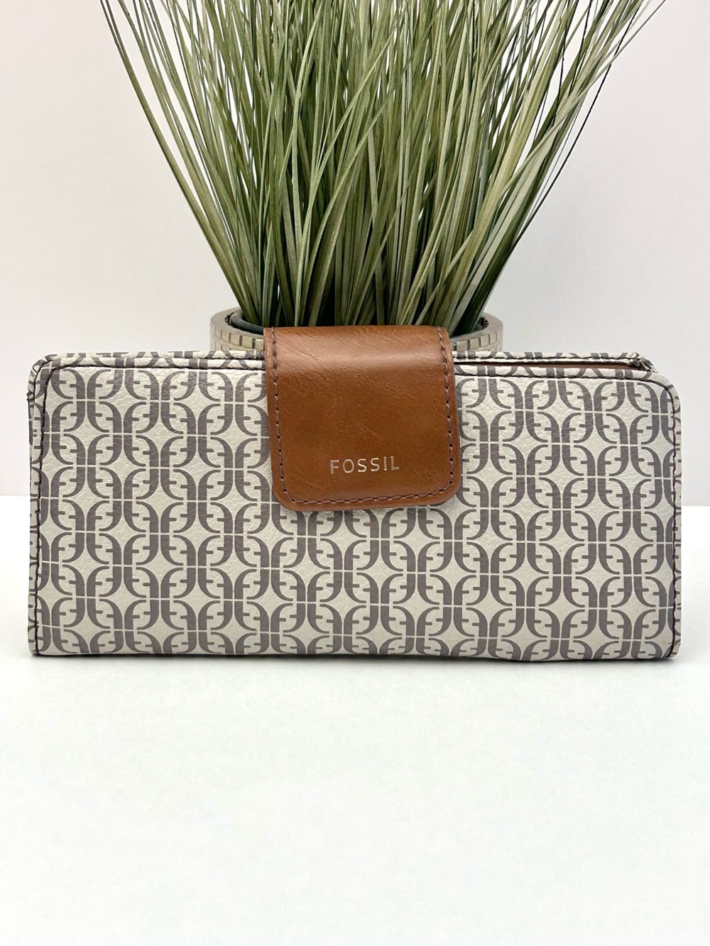 Fossil Madison Tab Slim Clutch Wallet Monogram Print Taupe Tan 7.75” x 3.5” NEW